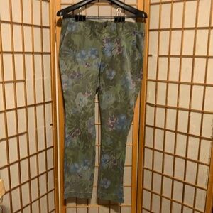 Gap women’s floral design Girlfriend Chino jeans. New no tags.